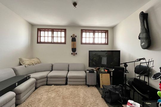 Sala de TV de casa à venda com 4 quartos, 390m² em Parque São Quirino, Campinas