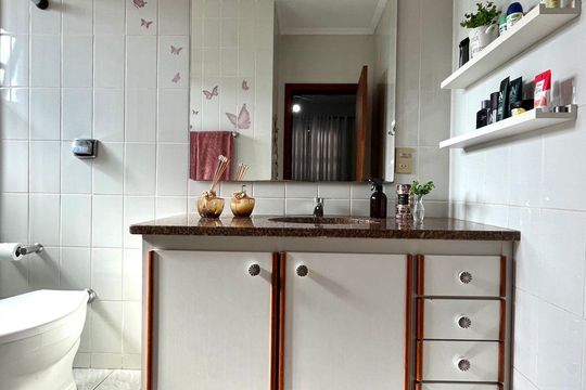 Banheiro quarto 1 de casa à venda com 4 quartos, 390m² em Parque São Quirino, Campinas