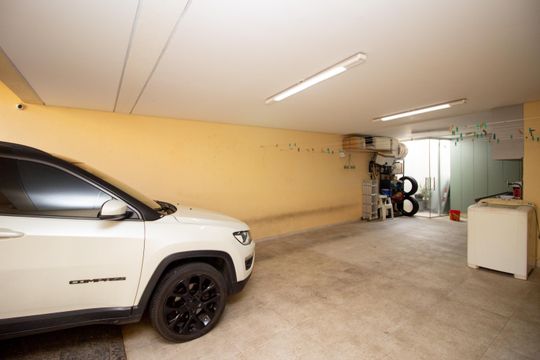 Garagem de casa à venda com 3 quartos, 170m² em Cabral, Contagem