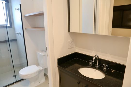 Banheiro de apartamento para alugar com 1 quarto, 32m² em Jardim das Acacias, São Paulo