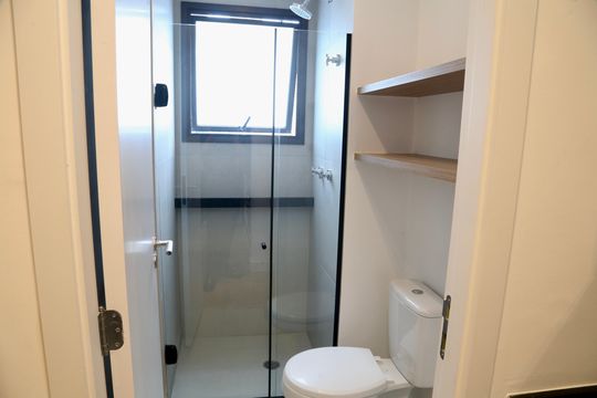 Banheiro de apartamento para alugar com 1 quarto, 32m² em Jardim das Acacias, São Paulo