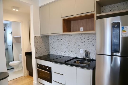 Cozinha de apartamento para alugar com 1 quarto, 32m² em Jardim das Acacias, São Paulo