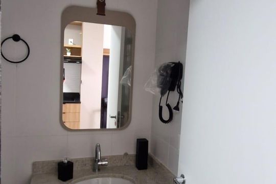 Banheiro de kitnet/studio para alugar com 1 quarto, 27m² em Pompeia, São Paulo