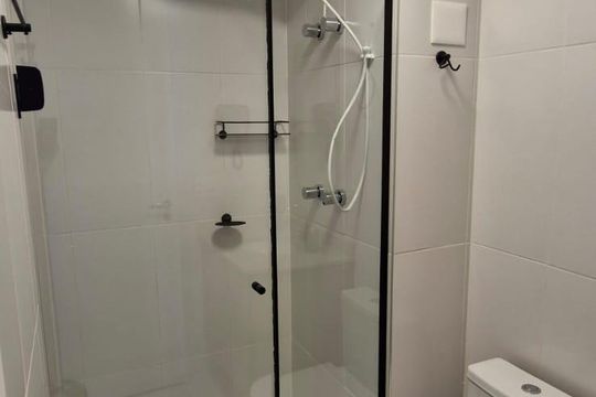 Banheiro de kitnet/studio para alugar com 1 quarto, 27m² em Pompeia, São Paulo