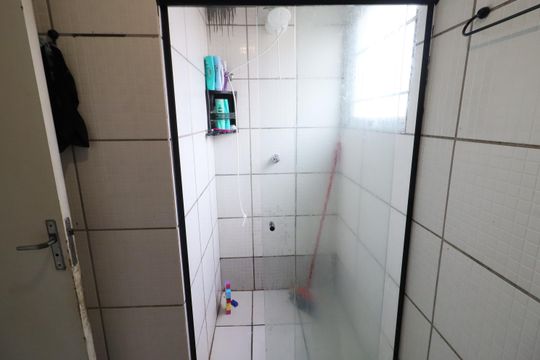 Banheiro de apartamento à venda com 2 quartos, 54m² em Setor Militar, Osasco