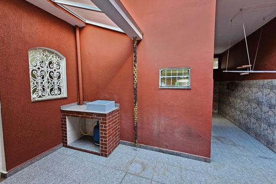 Área externa de casa à venda com 3 quartos, 130m² em Vila Inglesa, São Paulo