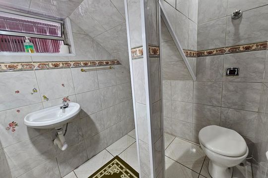 Banheiro de casa à venda com 3 quartos, 130m² em Vila Inglesa, São Paulo