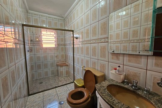 Banheiro de casa à venda com 3 quartos, 130m² em Vila Inglesa, São Paulo