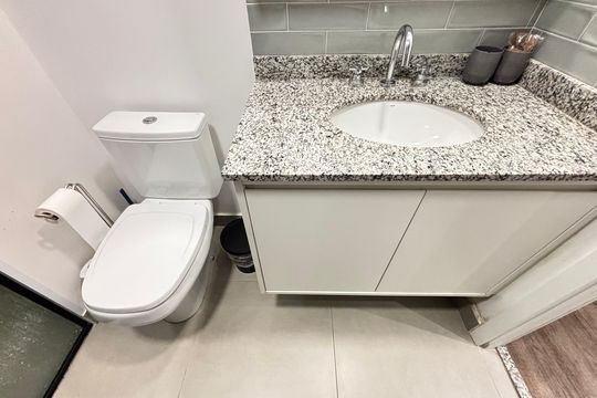 Banheiro de kitnet/studio à venda com 1 quarto, 27m² em Indianópolis, São Paulo