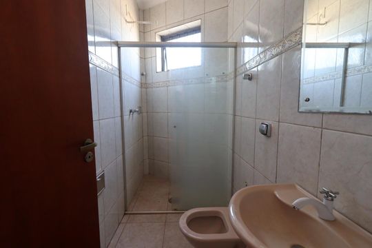 Banheiro da Suíte de casa para alugar com 4 quartos, 200m² em Sumarezinho, Ribeirão Preto