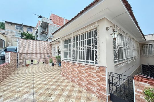 Fachada de casa à venda com 4 quartos, 121m² em Engenho de Dentro, Rio de Janeiro