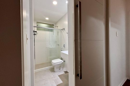 Banheiro social de apartamento à venda com 2 quartos, 86m² em Leblon, Rio de Janeiro
