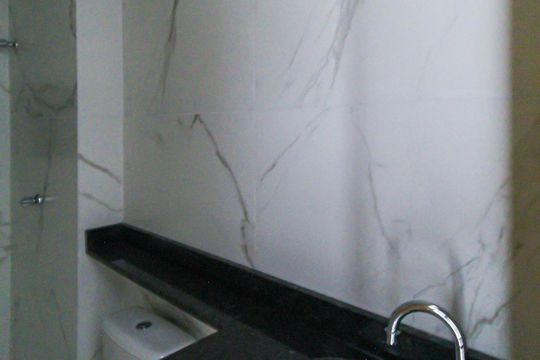 Banheiro de kitnet/studio para alugar com 1 quarto, 27m² em Vila Invernada, São Paulo