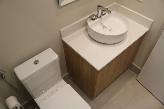 Banheiro social de kitnet/studio para alugar com 1 quarto, 30m² em Perdizes, São Paulo