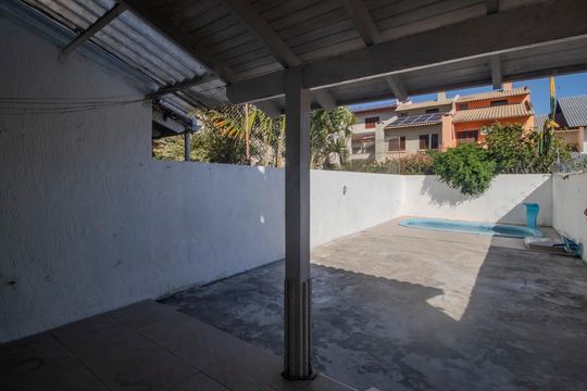 Quinta/Piscina de casa à venda com 4 quartos, 210m² em Guarujá, Porto Alegre
