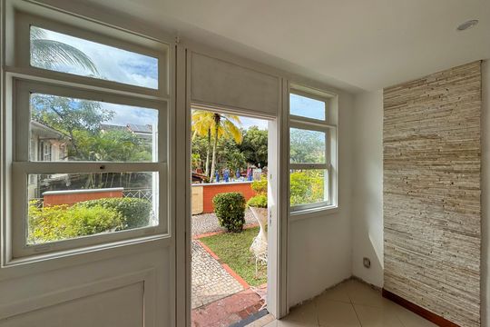Sala de casa de condomínio à venda com 3 quartos, 220m² em Recreio dos Bandeirantes, Rio de Janeiro