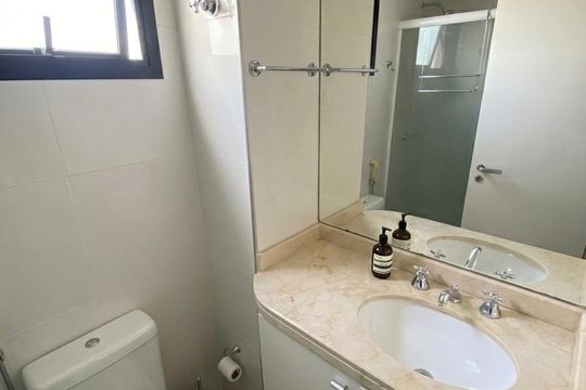 Banheiro de apartamento para alugar com 1 quarto, 44m² em Pinheiros, São Paulo