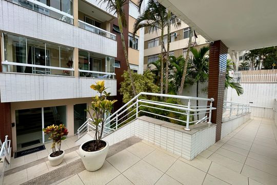 Fachada do bloco de apartamento para alugar com 3 quartos, 76m² em Agronômica, Florianópolis