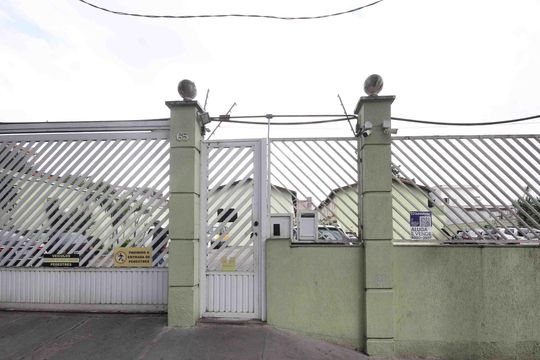 Fachada de casa de condomínio à venda com 2 quartos, 84m² em Vila Bancaria, São Paulo