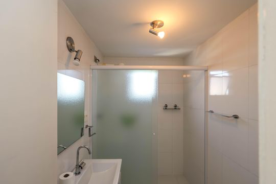 Banheiro de apartamento à venda com 2 quartos, 64m² em Vila Moinho Velho, São Paulo