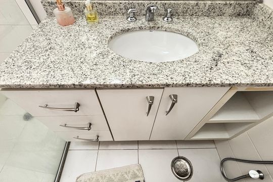 Banheiro da Suíte 2 de apartamento para alugar com 2 quartos, 81m² em Itaim Bibi, São Paulo