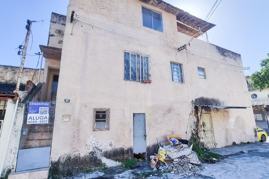 Frente do Imóvel e plaquinha  de casa para alugar com 2 quartos, 50m² em Vicente de Carvalho, Rio de Janeiro