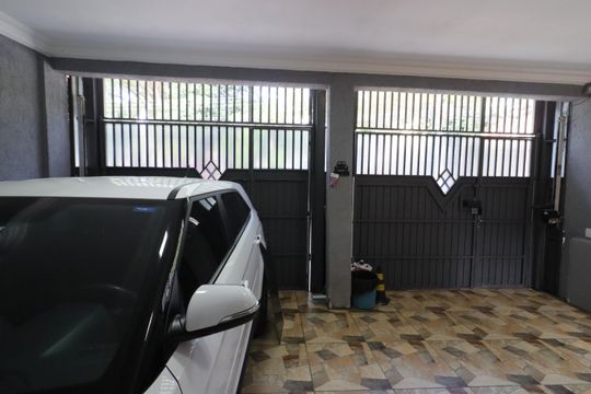 Garagem de casa à venda com 4 quartos, 225m² em Vila Yolanda, Osasco