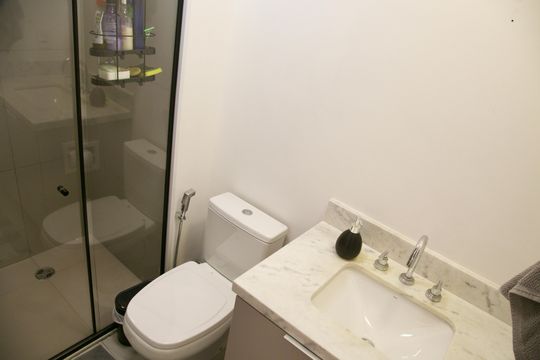 Banheiro de kitnet/studio para alugar com 1 quarto, 33m² em Vila Cordeiro, São Paulo