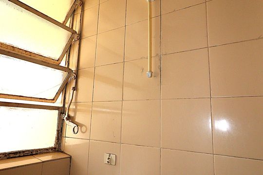 Banheiro  de apartamento para alugar com 1 quarto, 35m² em São Sebastião, Porto Alegre