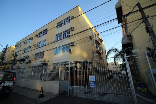 Fachada e portaria de apartamento à venda com 2 quartos, 55m² em Vicente de Carvalho, Rio de Janeiro