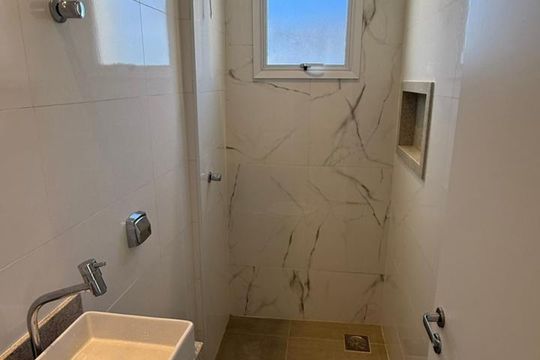 Banheiro social de apartamento para alugar com 2 quartos, 62m² em Santa Mônica, Uberlândia