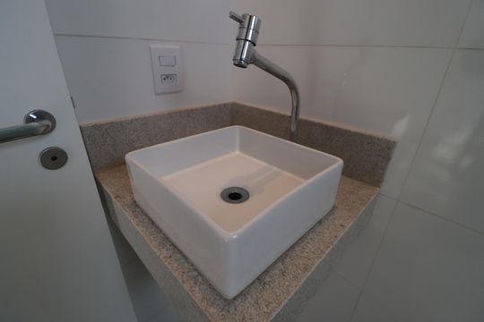 Banheiro do Quarto 2 de apartamento para alugar com 2 quartos, 62m² em Santa Mônica, Uberlândia