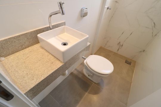 Banheiro Social de apartamento para alugar com 2 quartos, 62m² em Santa Mônica, Uberlândia