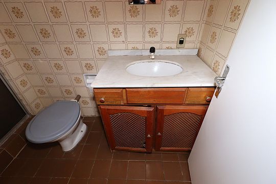 Banheiro de kitnet/studio para alugar com 1 quarto, 35m² em Rubem Berta, Porto Alegre