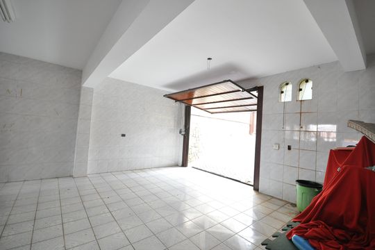 Garagem de casa à venda com 3 quartos, 405m² em Bortolândia, São Paulo