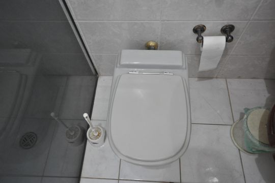 Banheiro da  Suíte 2 de casa à venda com 3 quartos, 405m² em Bortolândia, São Paulo
