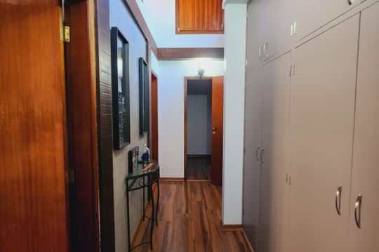 Corredor de casa de condomínio para alugar com 5 quartos, 320m² em Chácara dos Lagos, Cotia