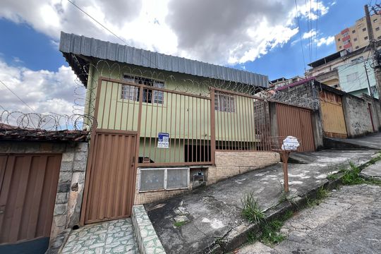 Placa QuintoAndar de casa à venda com 5 quartos, 330m² em Carlos Prates, Belo Horizonte