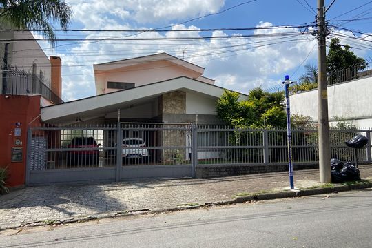 Fachada de casa à venda com 4 quartos, 320m² em Caxingui, São Paulo