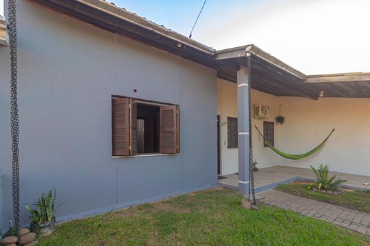 Fachada de casa para alugar com 3 quartos, 100m² em Harmonia, Canoas