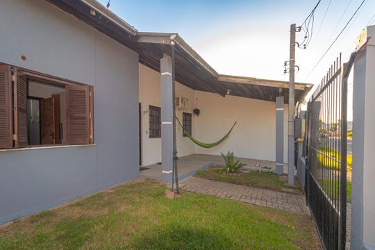 Fachada/Jardim de casa para alugar com 3 quartos, 100m² em Harmonia, Canoas