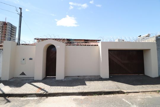 Fachada de casa para alugar com 3 quartos, 260m² em Santa Mônica, Uberlândia