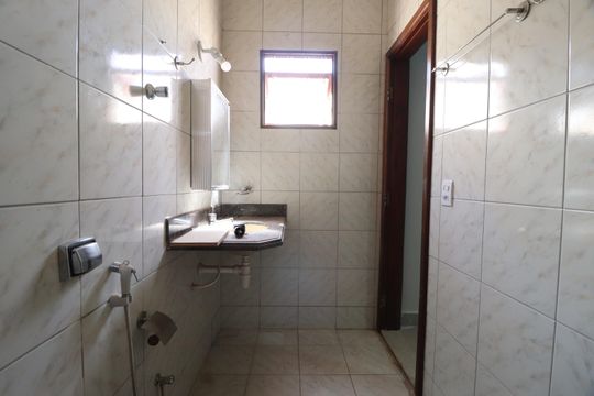 Banheiro do Quarto 2 de casa para alugar com 3 quartos, 260m² em Santa Mônica, Uberlândia