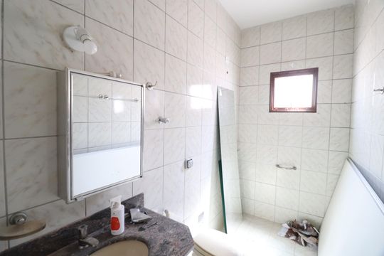 Banheiro do Quarto 3 de casa para alugar com 3 quartos, 260m² em Santa Mônica, Uberlândia