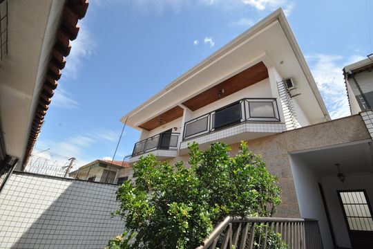 Fachada de casa à venda com 3 quartos, 250m² em Vila Constança, São Paulo