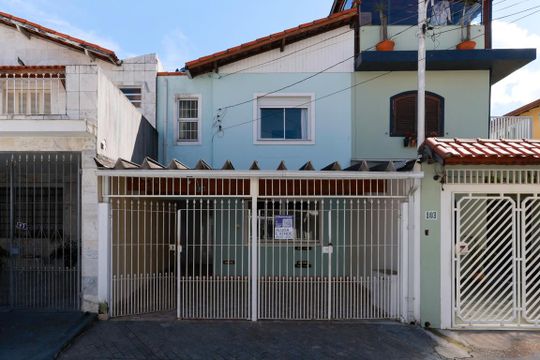Fachada + plaquinha de casa à venda com 3 quartos, 105m² em Conjunto Residencial Novo Pacaembu, São Paulo