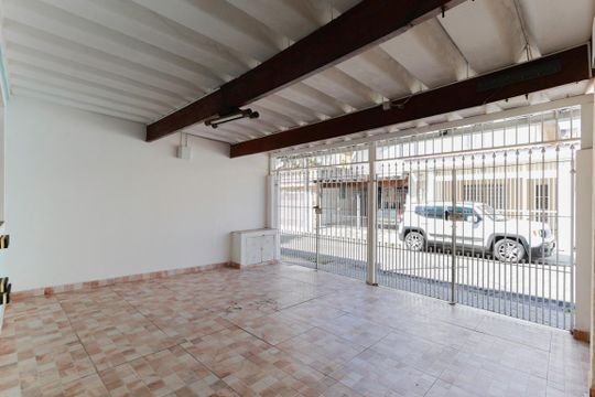 Garagem de casa à venda com 3 quartos, 105m² em Conjunto Residencial Novo Pacaembu, São Paulo