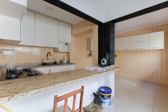 Copa e cozinha de casa à venda com 3 quartos, 105m² em Conjunto Residencial Novo Pacaembu, São Paulo