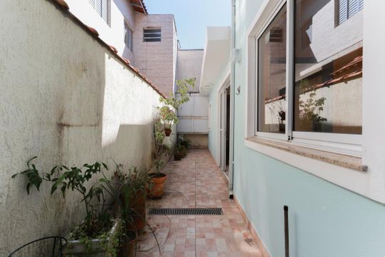 Área de serviço e quintal de casa à venda com 3 quartos, 105m² em Conjunto Residencial Novo Pacaembu, São Paulo
