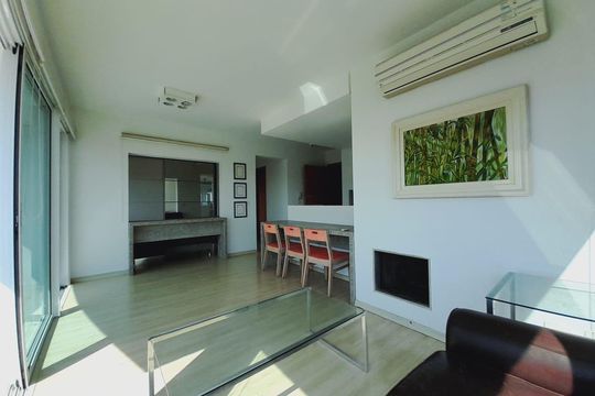 Sala / Cozinha de apartamento para alugar com 1 quarto, 73m² em Três Figueiras, Porto Alegre